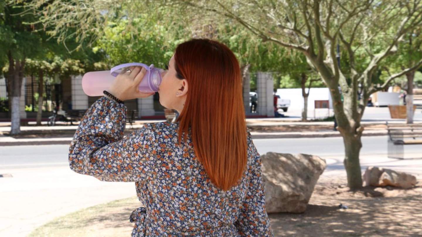 Ante incremento de temperaturas, recomendable hidratarse y evitar golpes de calor