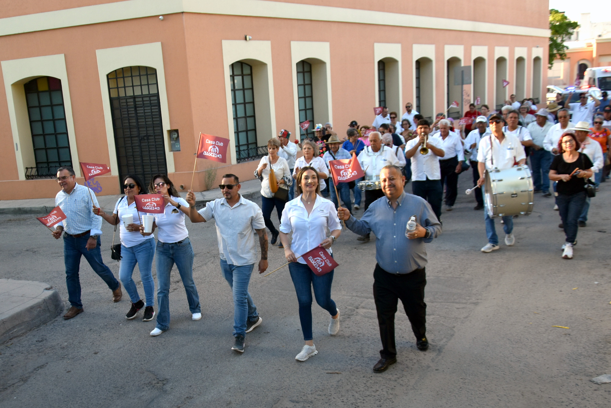 Inicia ISSSTESON festejos por el 34 aniversario de Casa Club con callejoneada