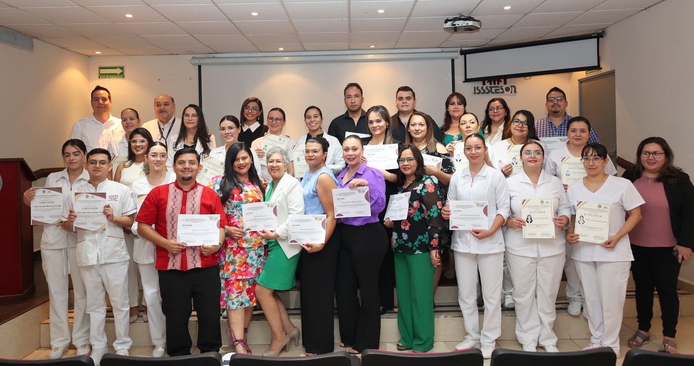 Culminan enfermeros y enfermeras diplomados en salud materna y cuidados oncológicos en ISSSTESON